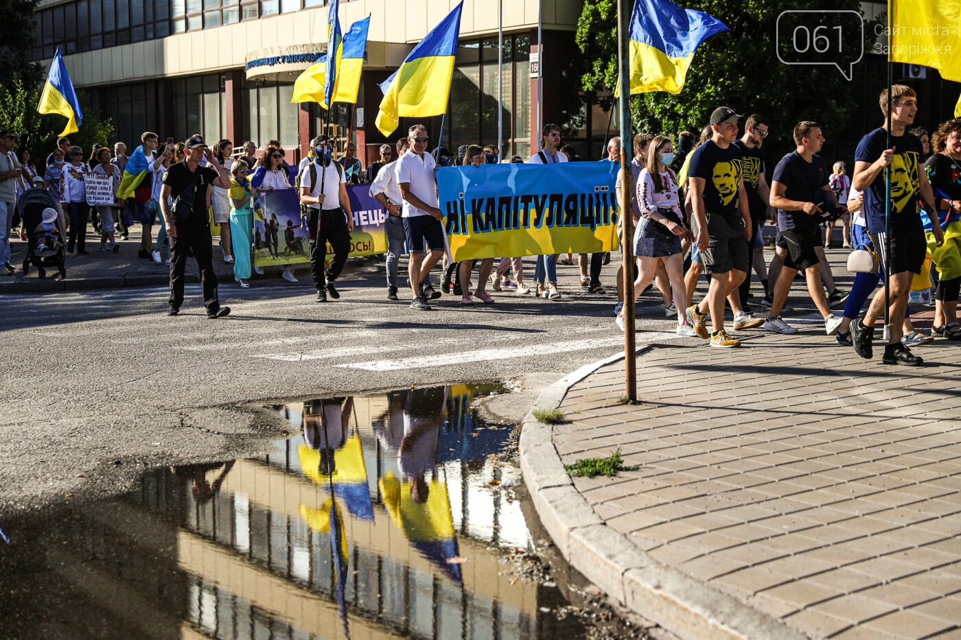 Флаги и праздничное шествие: как в Запорожье отметили День Конституции, - ФОТОРЕПОРТАЖ , фото-33