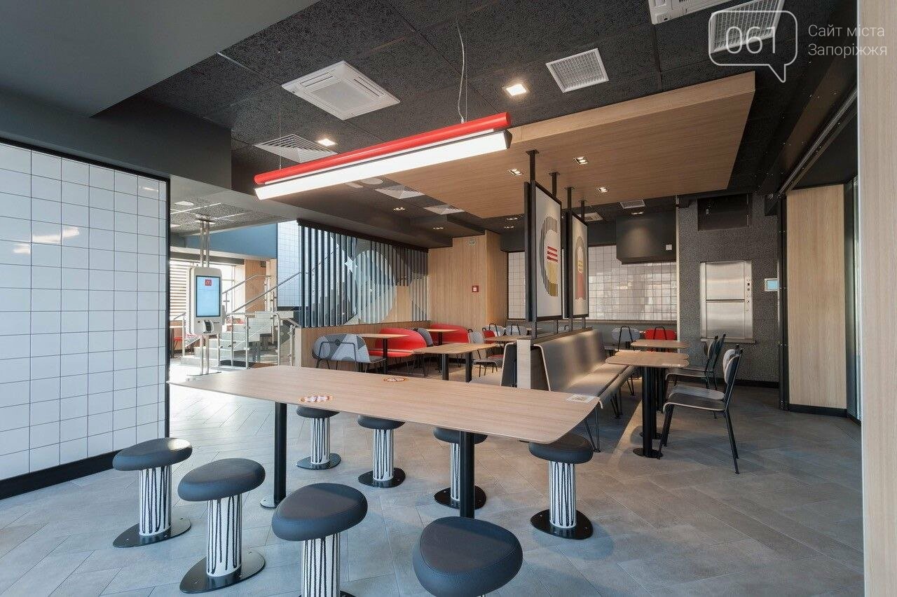 В Запорожье открылся McDonald's с роботом-транспортером, фото-4