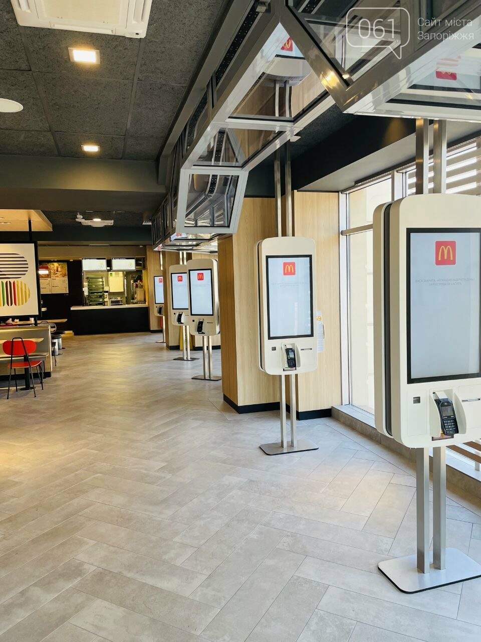 В Запорожье открылся McDonald's с роботом-транспортером, фото-3