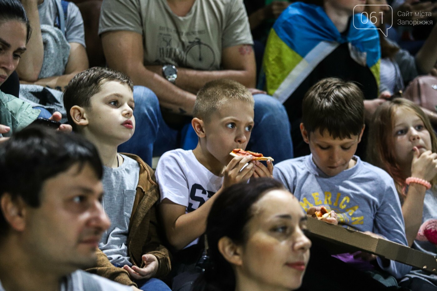 Тысячи запорожцев поддерживали сборную Украины в фан-зоне: самые эмоциональные фото с трибун, фото-34