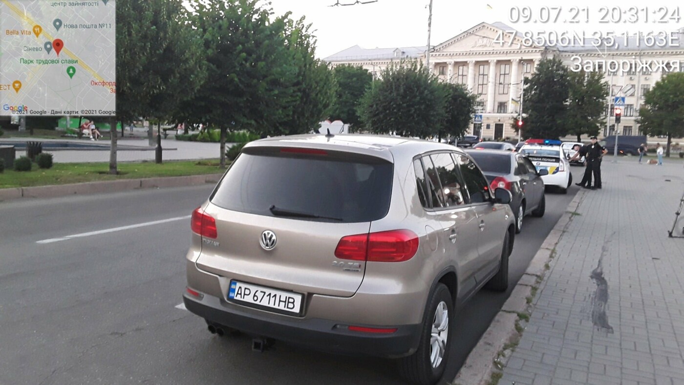 В Запорожье водитель наклеил на свой автомобиль несуществующий номерной знак, но штрафа за парковку ему избежать не удалось, фото-2