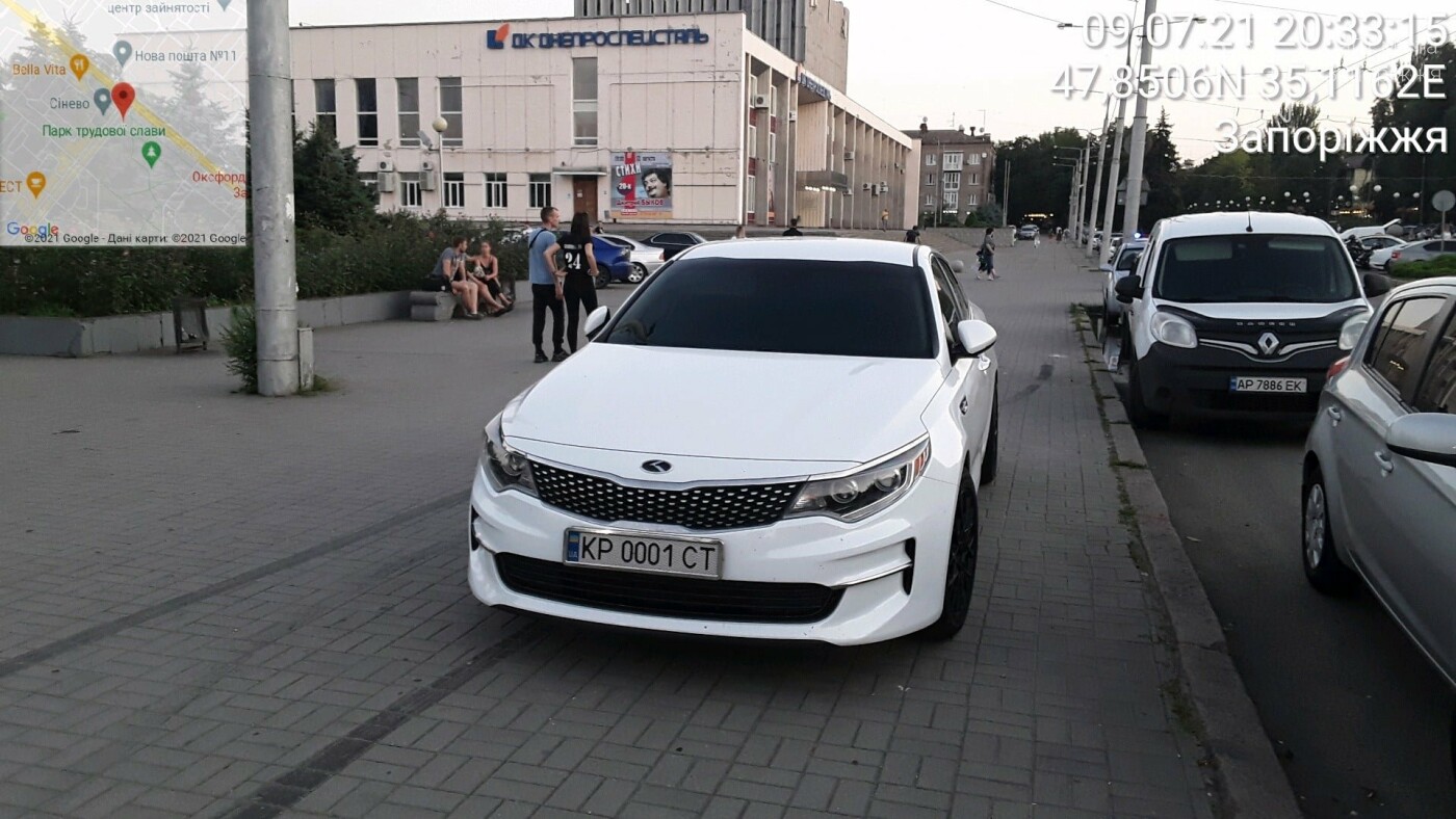 В Запорожье водитель наклеил на свой автомобиль несуществующий номерной знак, но штрафа за парковку ему избежать не удалось, фото-1