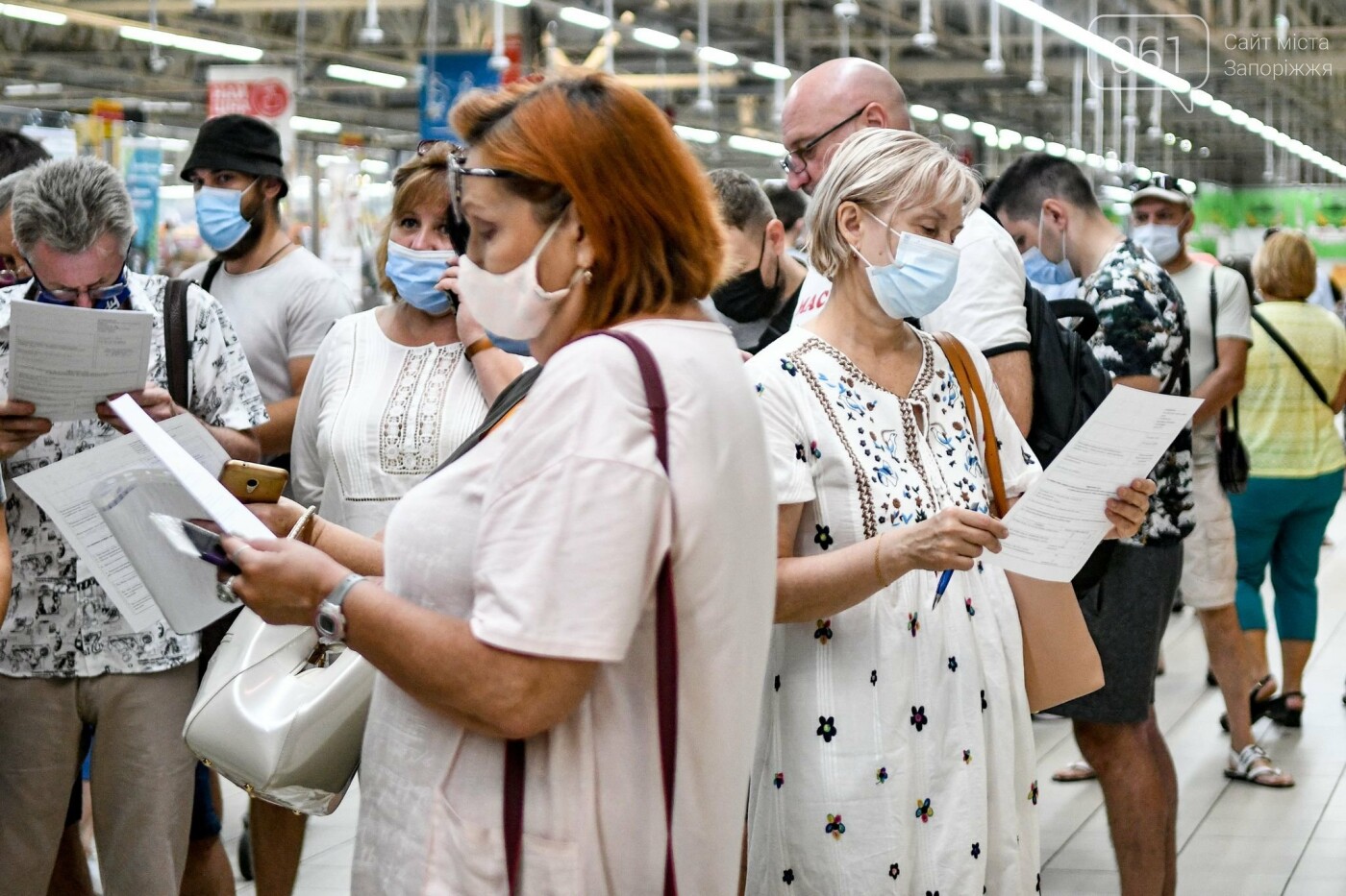 В Запорожье в "CITY MALL" открылся центр вакцинации: прививают Pfizer, сотни людей стоят в очереди, - ФОТОРЕПОРТАЖ , фото-1