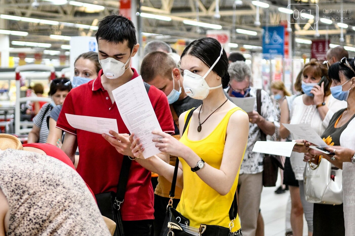 В Запорожье в "CITY MALL" открылся центр вакцинации: прививают Pfizer, сотни людей стоят в очереди, - ФОТОРЕПОРТАЖ , фото-2