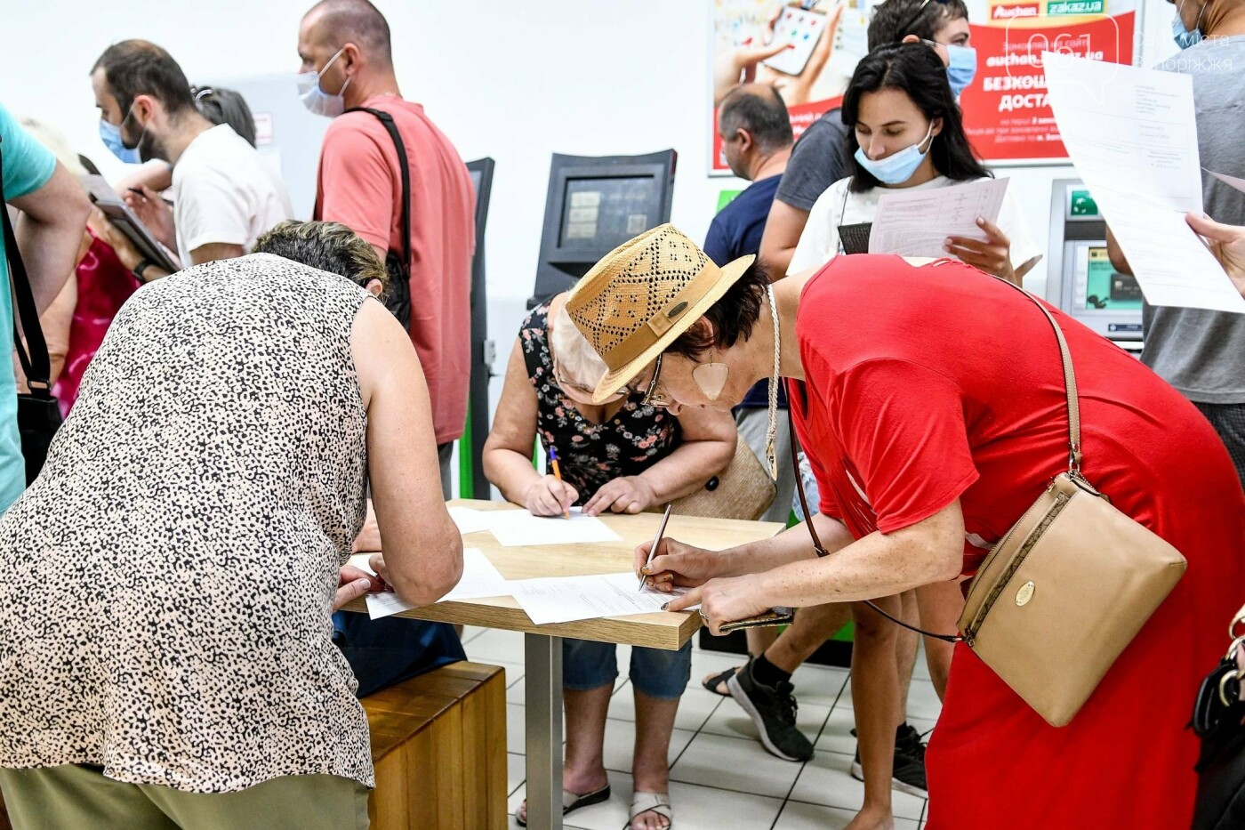 В Запорожье в "CITY MALL" открылся центр вакцинации: прививают Pfizer, сотни людей стоят в очереди, - ФОТОРЕПОРТАЖ , фото-4