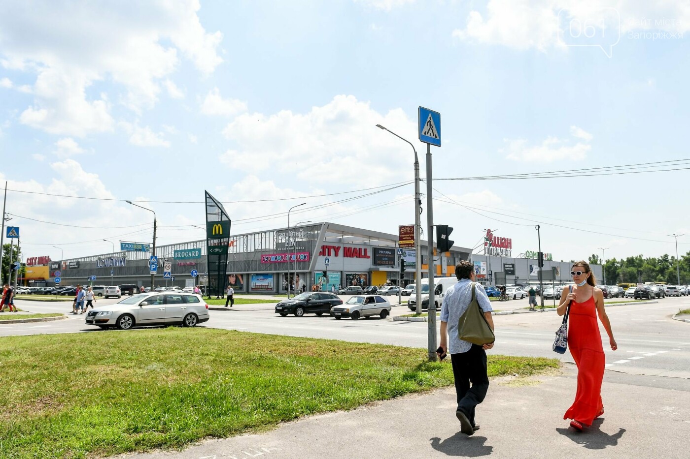 В Запорожье в "CITY MALL" открылся центр вакцинации: прививают Pfizer, сотни людей стоят в очереди, - ФОТОРЕПОРТАЖ , фото-18