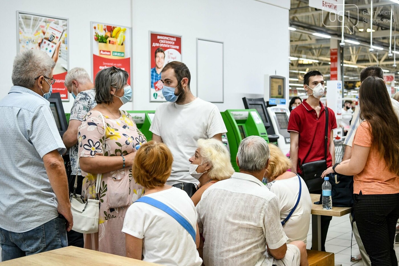 В Запорожье в "CITY MALL" открылся центр вакцинации: прививают Pfizer, сотни людей стоят в очереди, - ФОТОРЕПОРТАЖ , фото-15