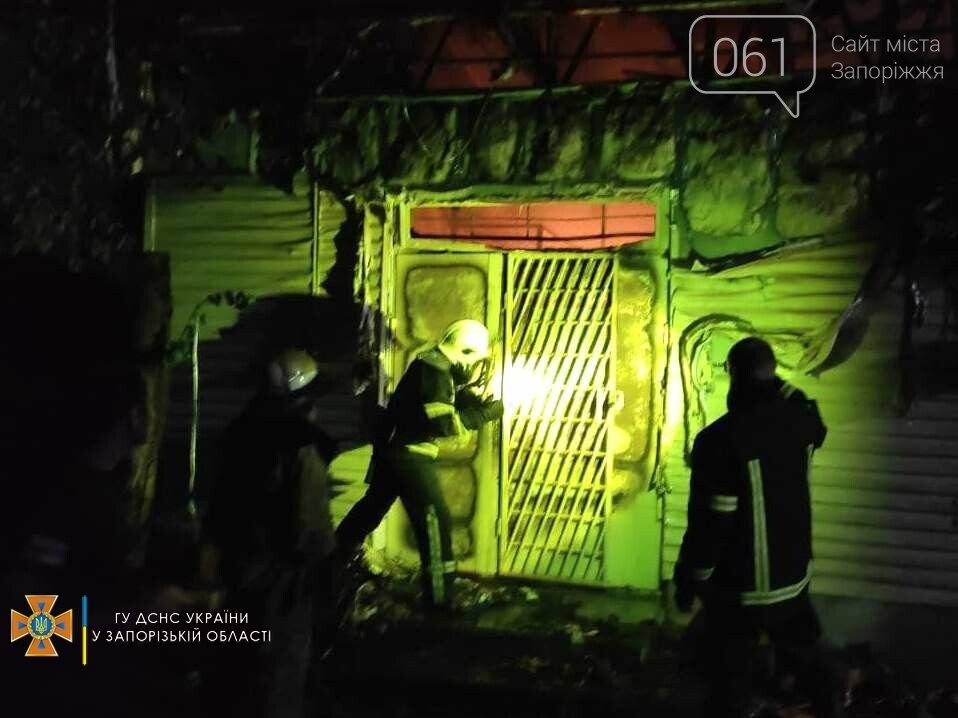 В Бердянске ночью сгорел продуктовый магазин: на месте работал 21 спасатель, фото-4