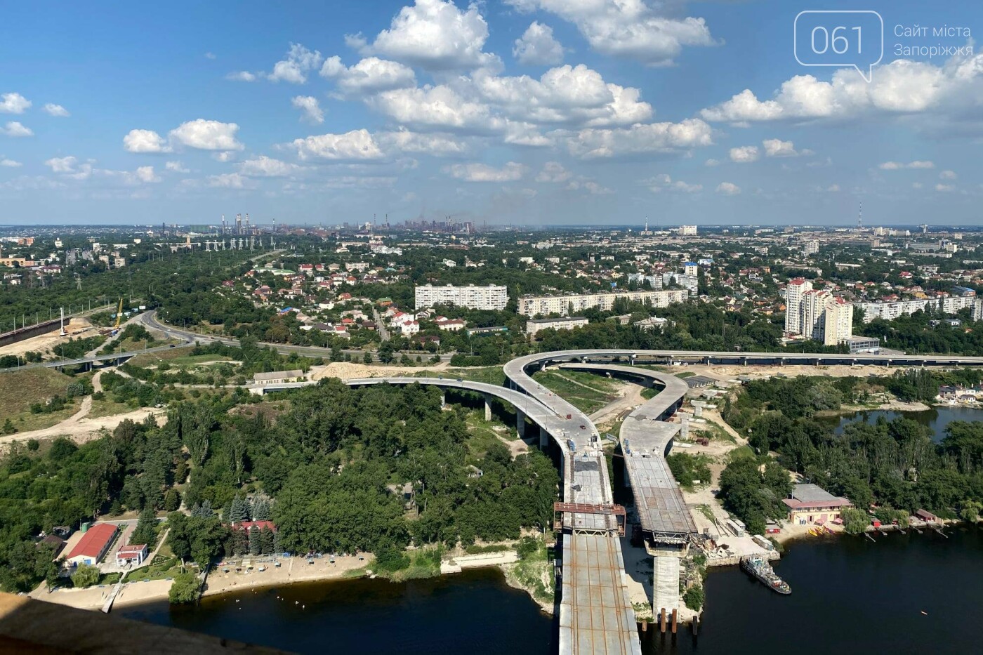 Запорожье на самом. Вантовый мост Запорожье. Моста в Запорожье вид. Хортицкий район Запорожье с высоты. Вантовый мост в Запорожье фото.