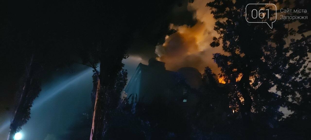 В центре Запорожья масштабный пожар: горит крыша жилого дома, - ОБНОВЛЯЕТСЯ, фото-6