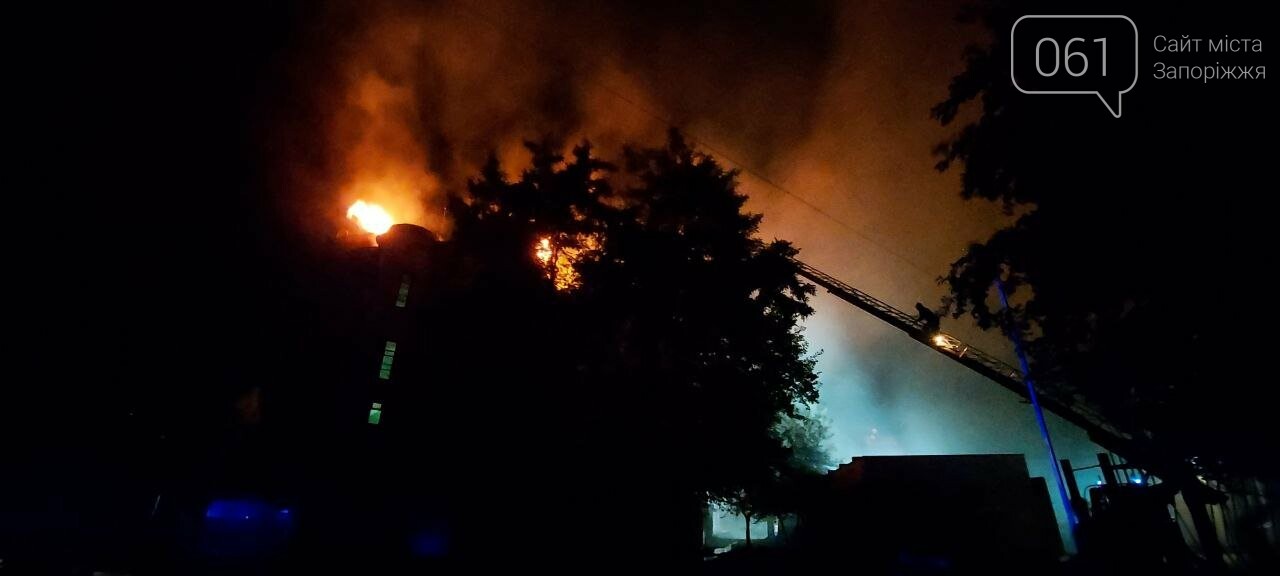В центре Запорожья масштабный пожар: горит крыша жилого дома, - ОБНОВЛЯЕТСЯ, фото-5