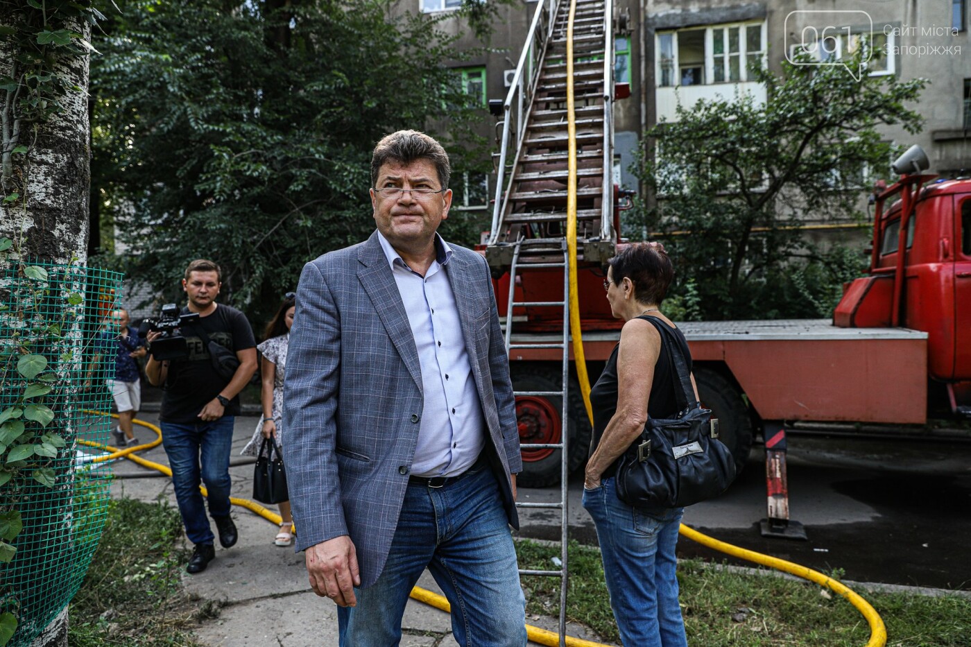 Затопленные подъезды и "водопады" в квартирах: как выглядит горевший ночью дом в Запорожье, - ФОТОРЕПОРТАЖ, фото-71