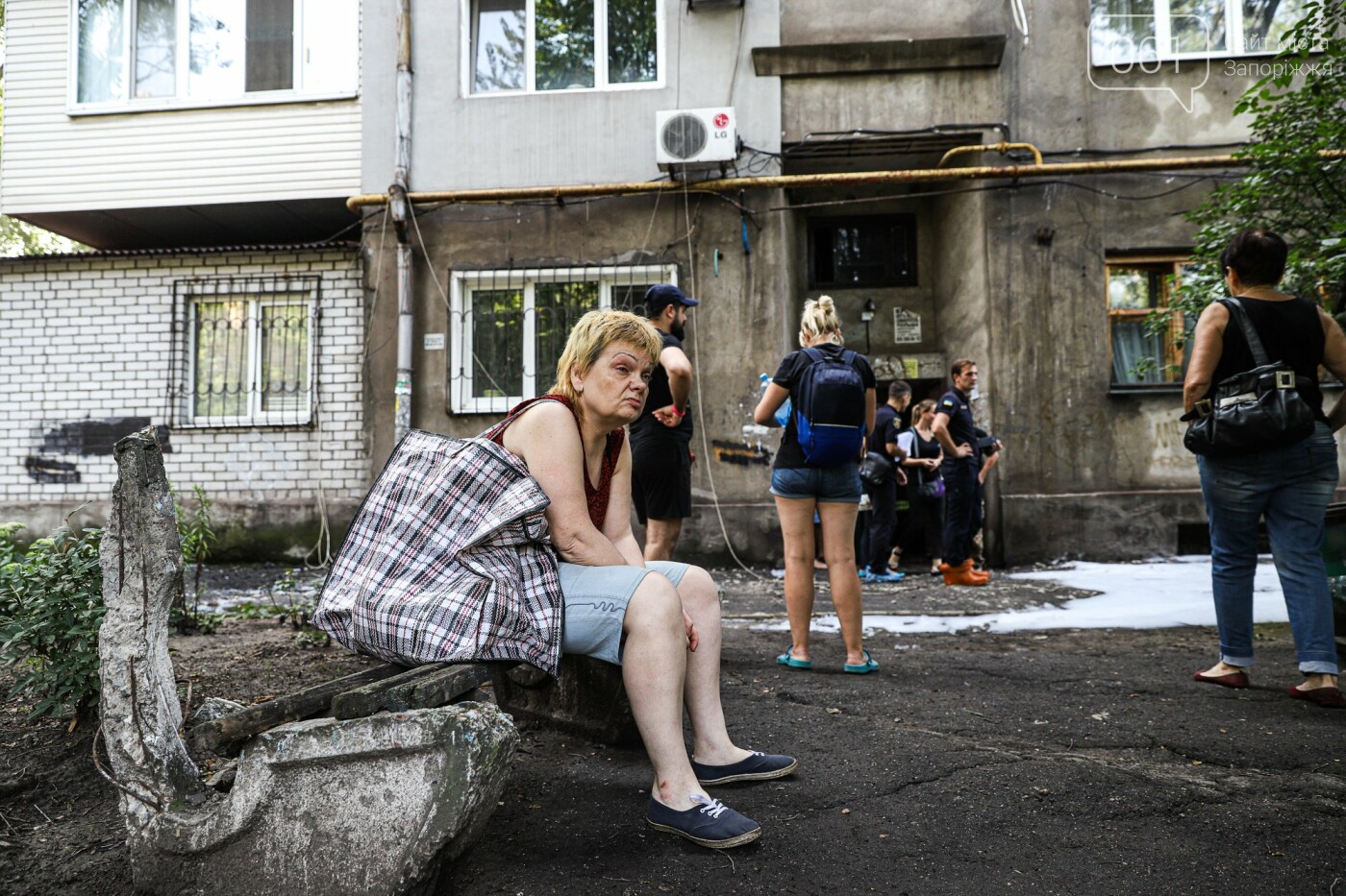 Затопленные подъезды и "водопады" в квартирах: как выглядит горевший ночью дом в Запорожье, - ФОТОРЕПОРТАЖ, фото-48