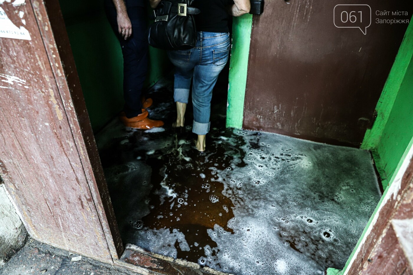 Затопленные подъезды и "водопады" в квартирах: как выглядит горевший ночью дом в Запорожье, - ФОТОРЕПОРТАЖ, фото-49