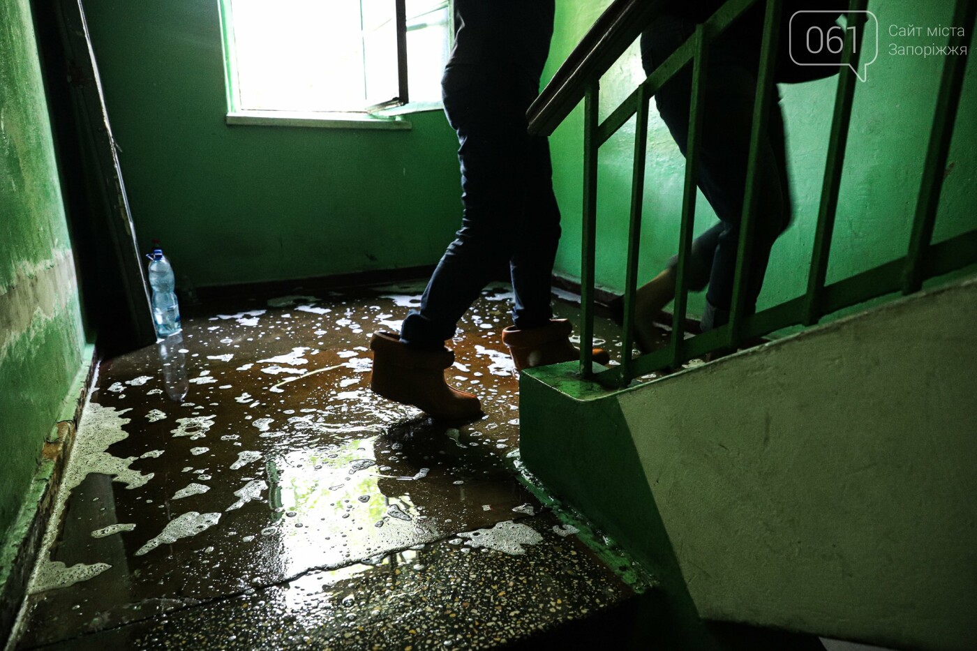Затопленные подъезды и "водопады" в квартирах: как выглядит горевший ночью дом в Запорожье, - ФОТОРЕПОРТАЖ, фото-50