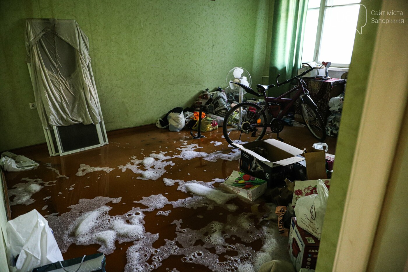 Затопленные подъезды и "водопады" в квартирах: как выглядит горевший ночью дом в Запорожье, - ФОТОРЕПОРТАЖ, фото-56