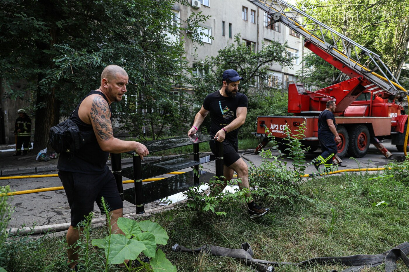 Затопленные подъезды и "водопады" в квартирах: как выглядит горевший ночью дом в Запорожье, - ФОТОРЕПОРТАЖ, фото-66