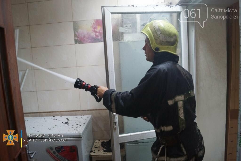 В Шевченковском районе 18 спасателей тушили загоревшуюся крышу дома, - ФОТО