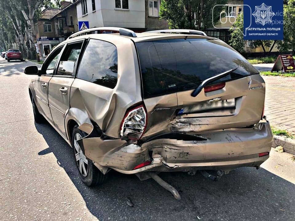 В Запорожье водитель "Тойоты" отвлекся на гаджет и врезался в припаркованное авто