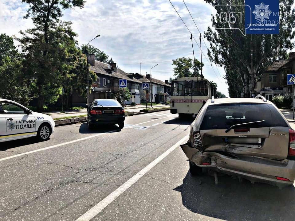В Запорожье водитель "Тойоты" отвлекся на гаджет и врезался в припаркованное авто