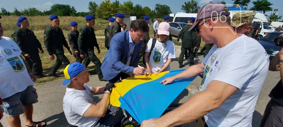 Организатор пробега "От Ужгорода до Мариуполя" на хендбайке доехал до Запорожья и почтил память бойцов, погибших в зоне АТО, - ФОТО, фото-13