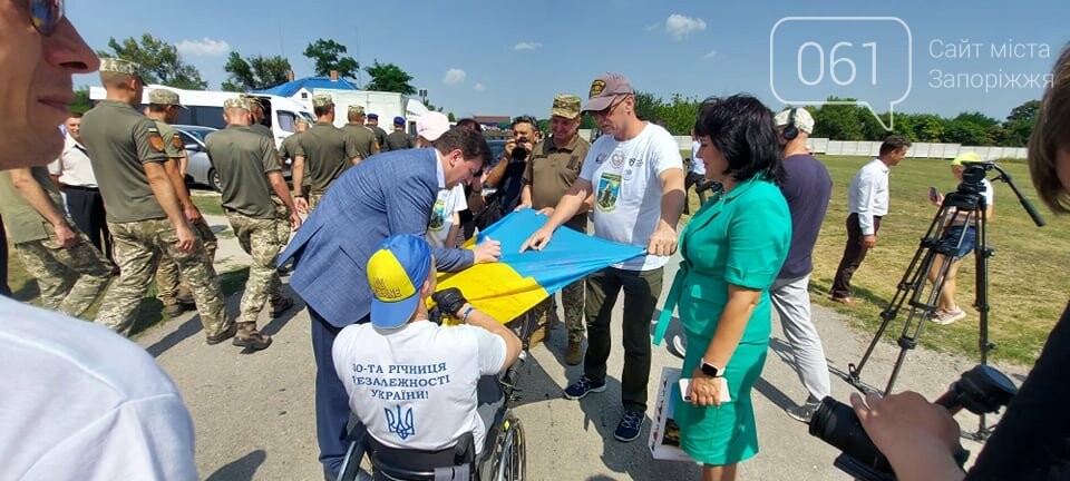 Организатор пробега "От Ужгорода до Мариуполя" на хендбайке доехал до Запорожья и почтил память бойцов, погибших в зоне АТО, - ФОТО, фото-16