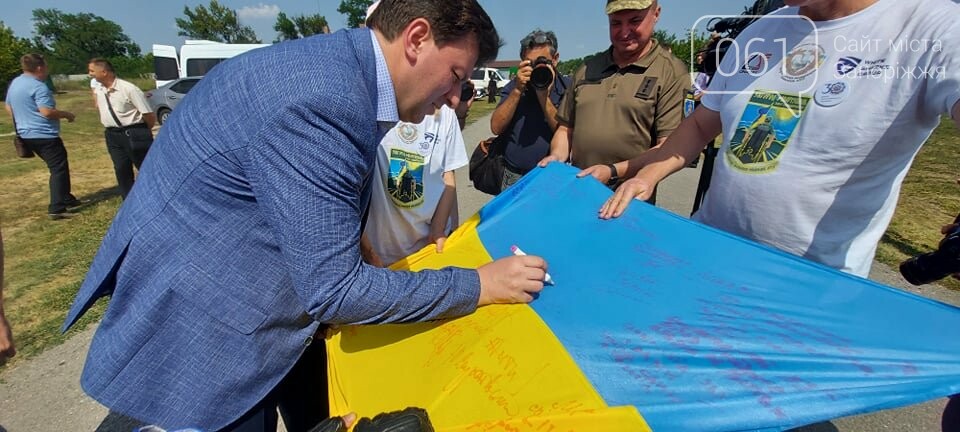 Организатор пробега "От Ужгорода до Мариуполя" на хендбайке доехал до Запорожья и почтил память бойцов, погибших в зоне АТО, - ФОТО, фото-14