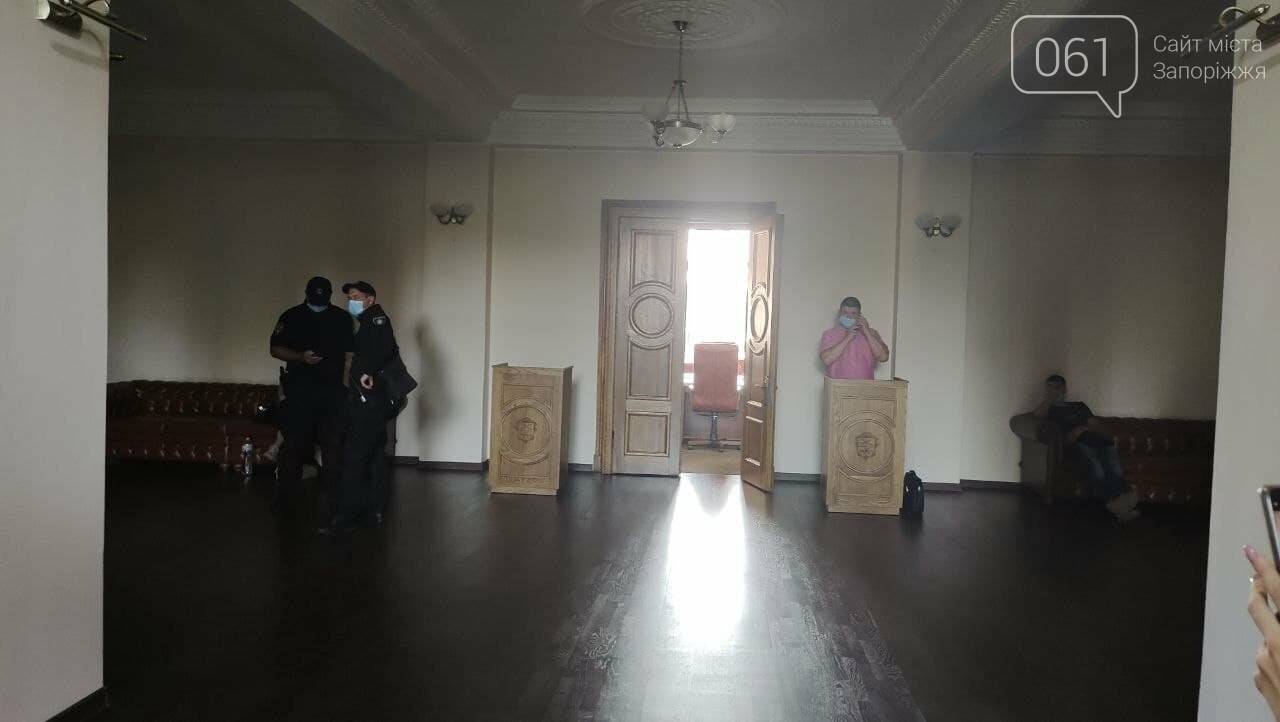 В здании Запорожского горсовета проходят обыски - в полиции рассказали подробности , фото-1