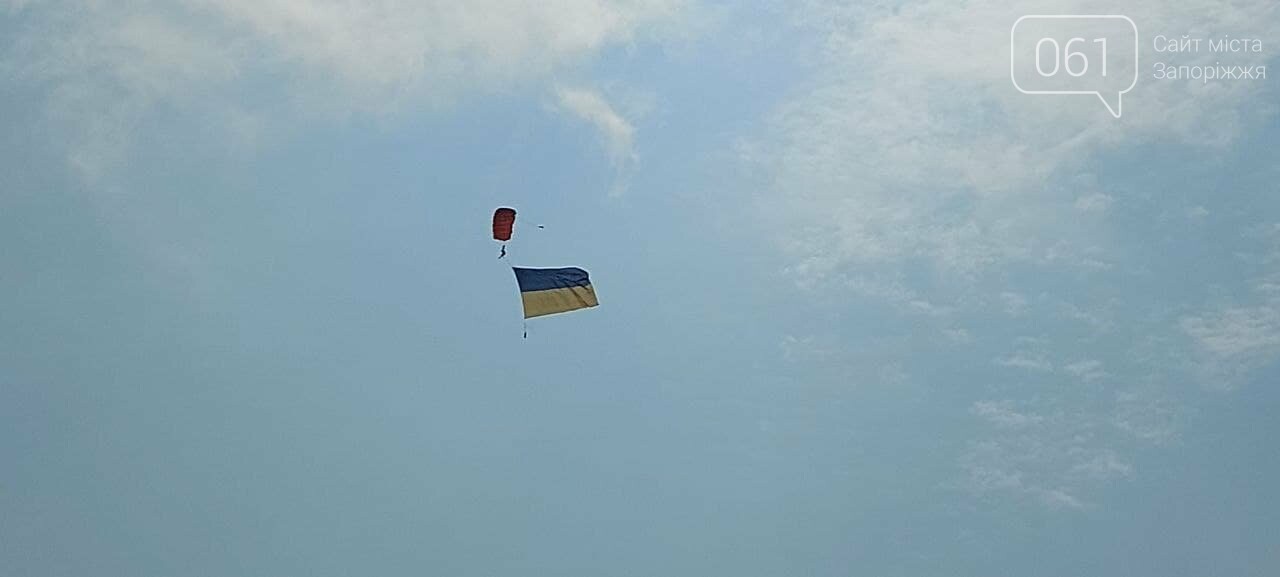 Запорожские артисты и парашютисты с разных городов Украины станцевали "Гопак в небе и на земле", - ВИДЕО, фото-2