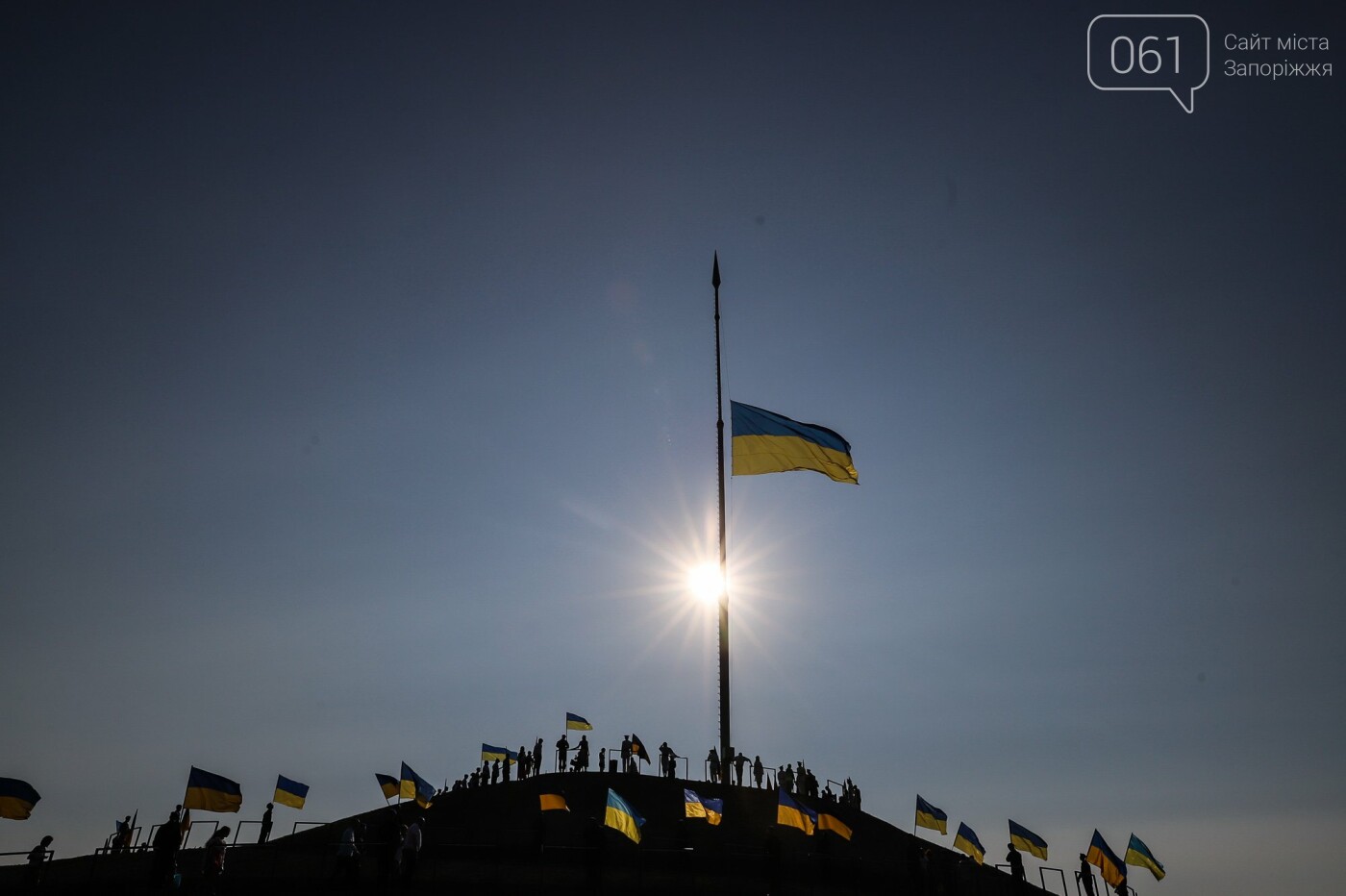 В Запорожье на Хортице на обновлённом кургане подняли флаг Украины, - ФОТОРЕПОРТАЖ, фото-39