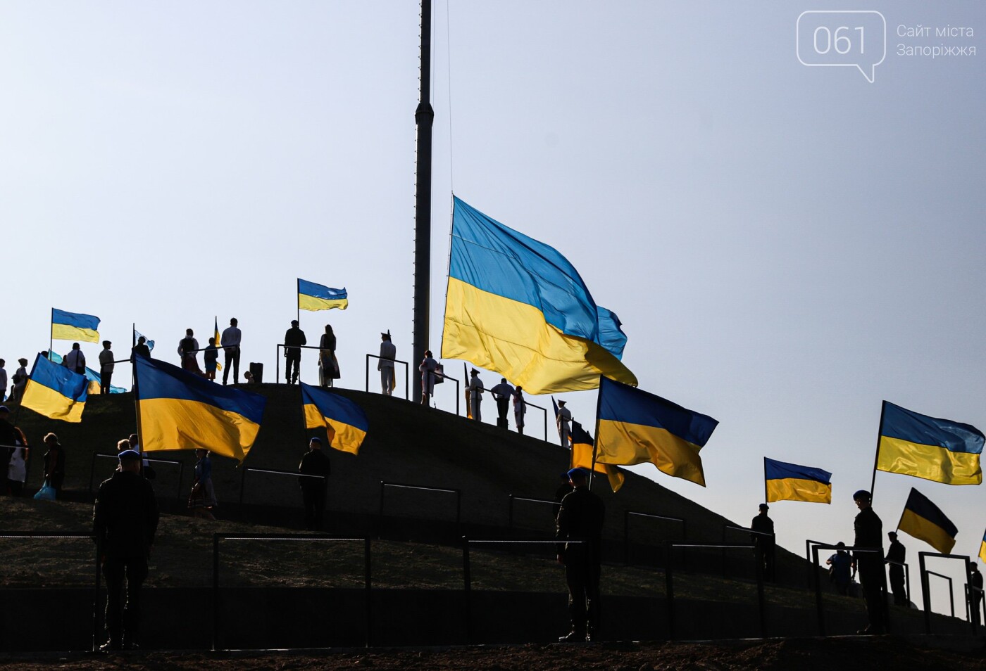 В Запорожье на Хортице на обновлённом кургане подняли флаг Украины, - ФОТОРЕПОРТАЖ, фото-3