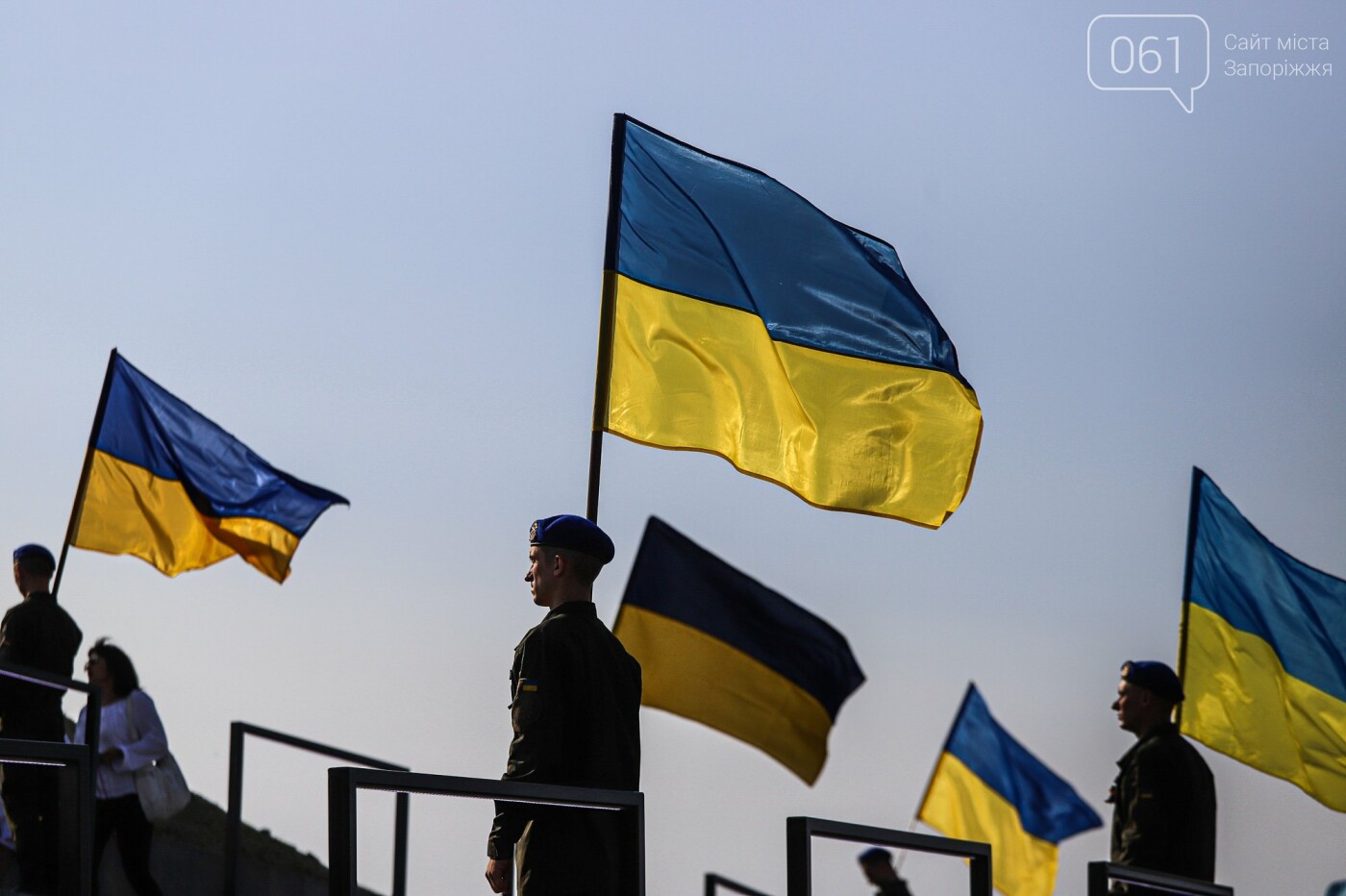 В Запорожье на Хортице на обновлённом кургане подняли флаг Украины, - ФОТОРЕПОРТАЖ, фото-4