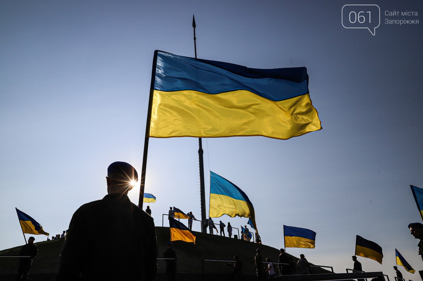 В Запорожье на Хортице на обновлённом кургане подняли флаг Украины, - ФОТОРЕПОРТАЖ, фото-5