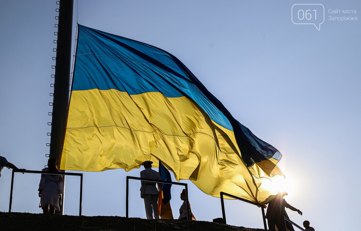 В Запорожье на Хортице на обновлённом кургане подняли флаг Украины, - ФОТОРЕПОРТАЖ, фото-2