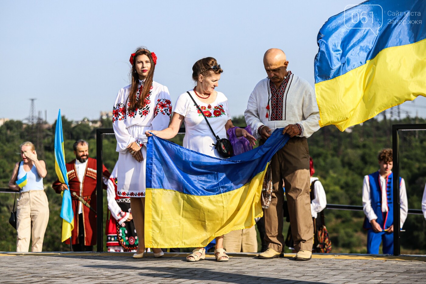 В Запорожье на Хортице на обновлённом кургане подняли флаг Украины, - ФОТОРЕПОРТАЖ, фото-16
