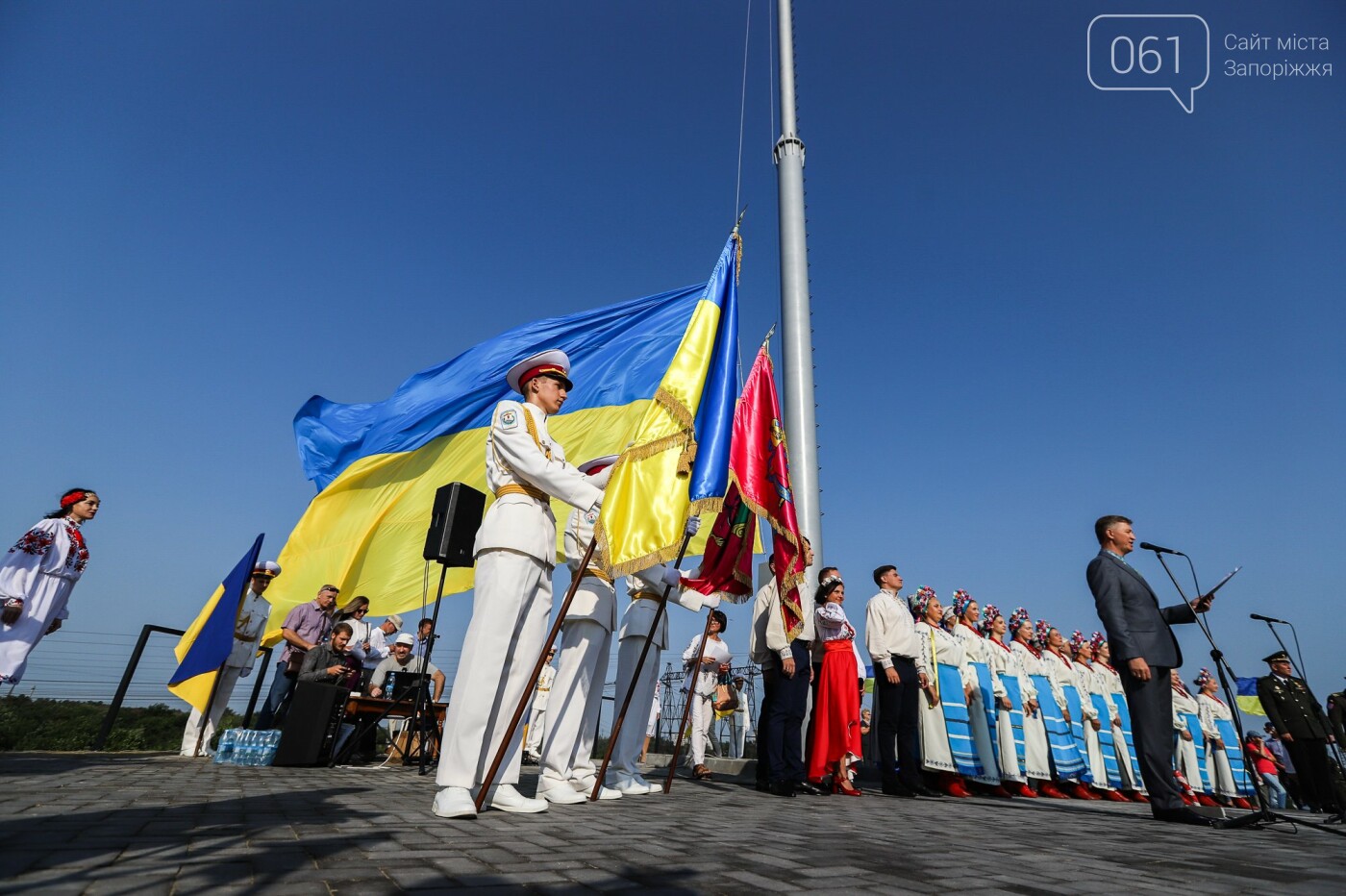 В Запорожье на Хортице на обновлённом кургане подняли флаг Украины, - ФОТОРЕПОРТАЖ, фото-19