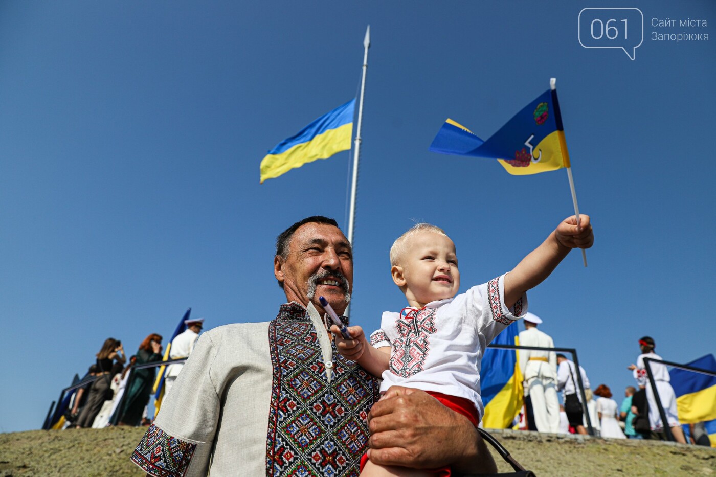 В Запорожье на Хортице на обновлённом кургане подняли флаг Украины, - ФОТОРЕПОРТАЖ, фото-34