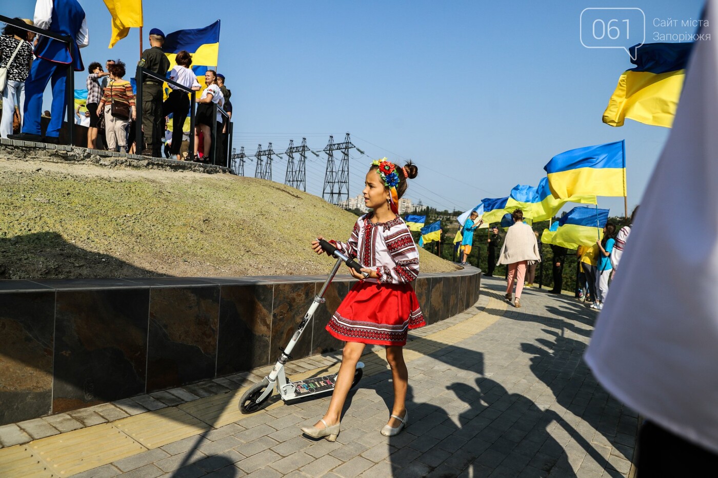 В Запорожье на Хортице на обновлённом кургане подняли флаг Украины, - ФОТОРЕПОРТАЖ, фото-35