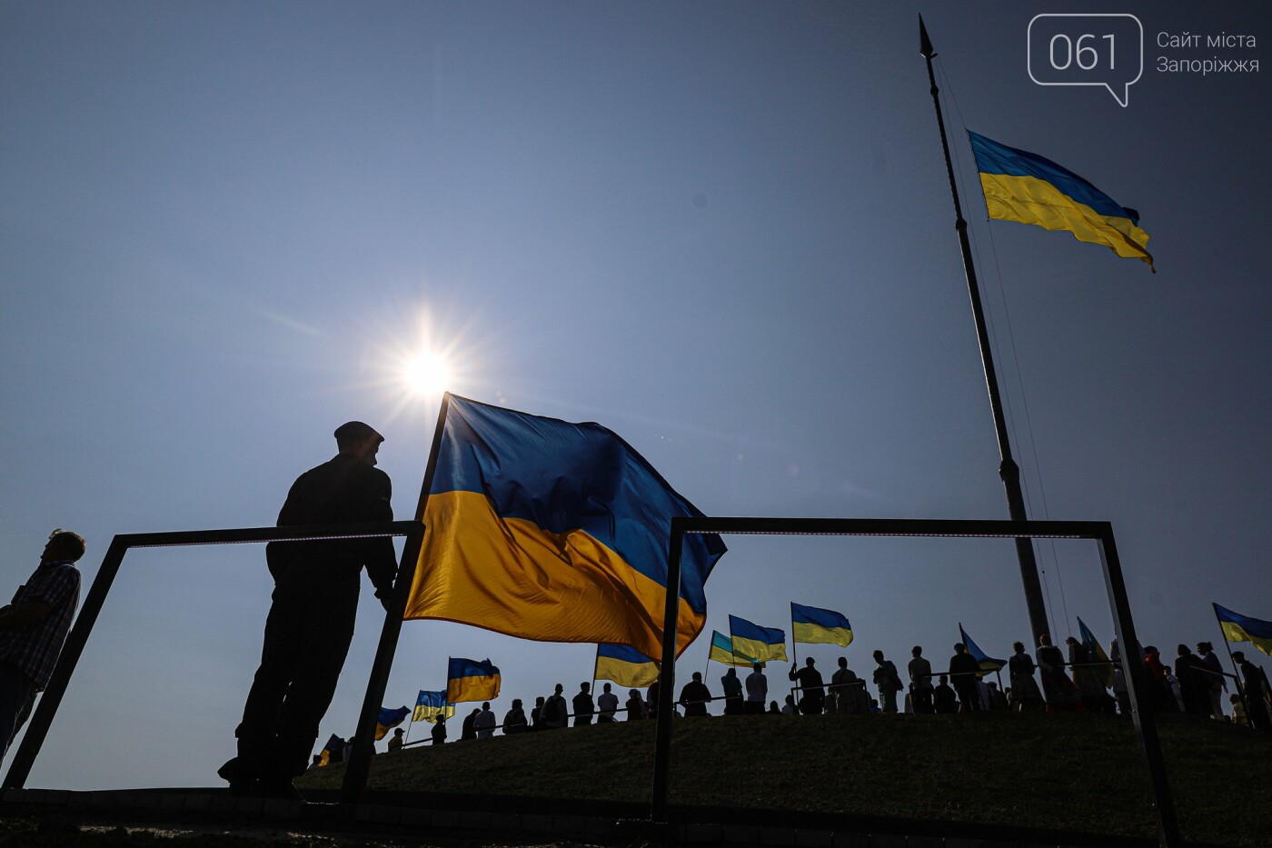 В Запорожье на Хортице на обновлённом кургане подняли флаг Украины, - ФОТОРЕПОРТАЖ, фото-37