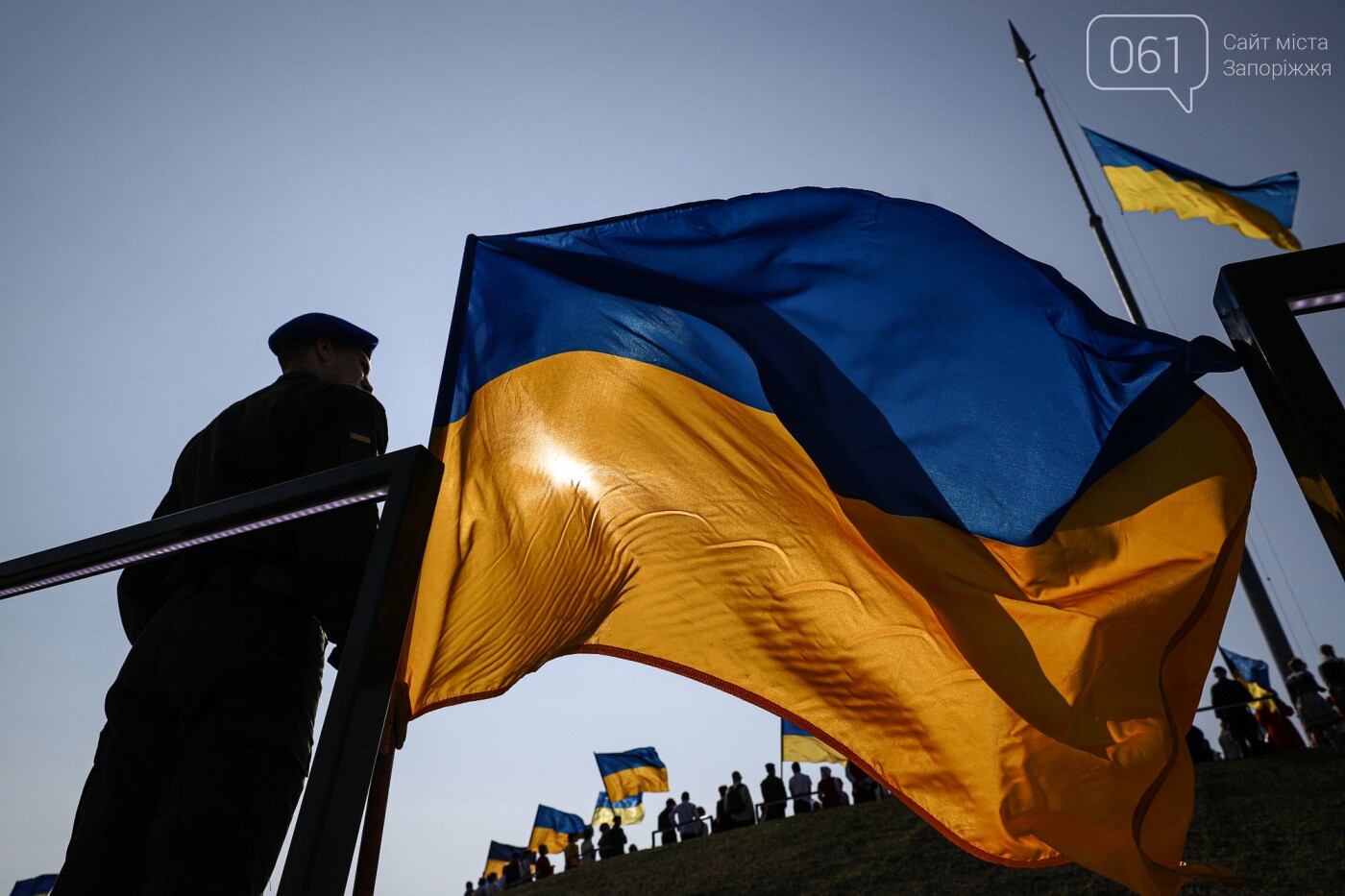 В Запорожье на Хортице на обновлённом кургане подняли флаг Украины, - ФОТОРЕПОРТАЖ, фото-38