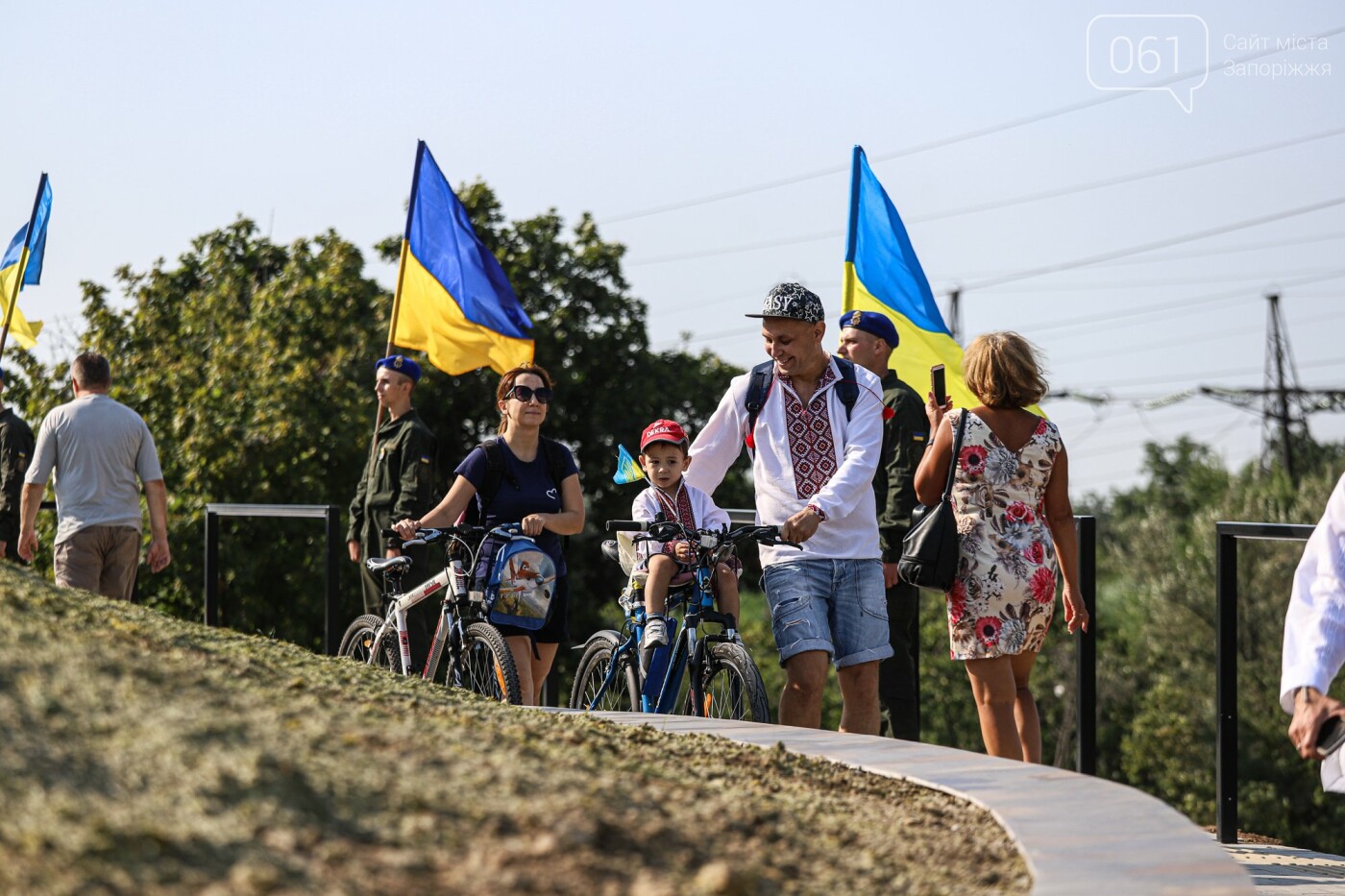 В Запорожье на Хортице на обновлённом кургане подняли флаг Украины, - ФОТОРЕПОРТАЖ, фото-36