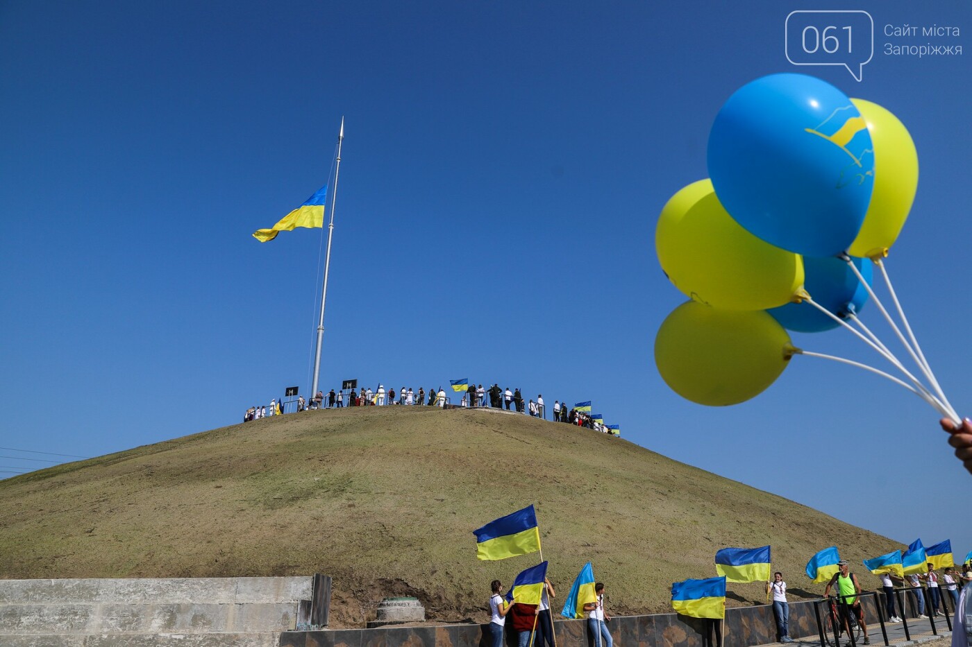 В Запорожье на Хортице на обновлённом кургане подняли флаг Украины, - ФОТОРЕПОРТАЖ, фото-40