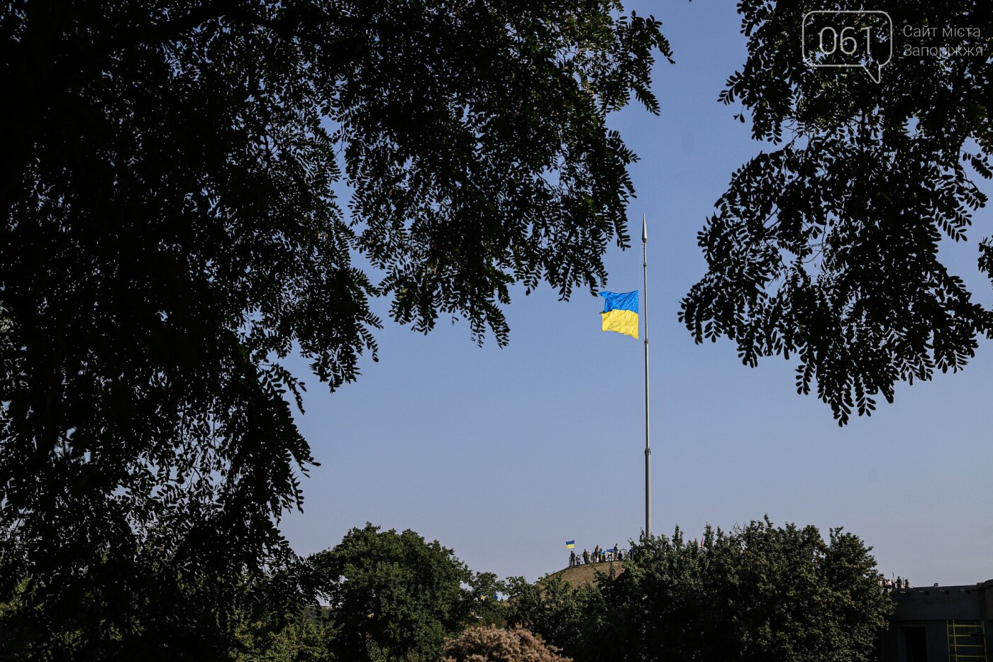 В Запорожье на Хортице на обновлённом кургане подняли флаг Украины, - ФОТОРЕПОРТАЖ, фото-41