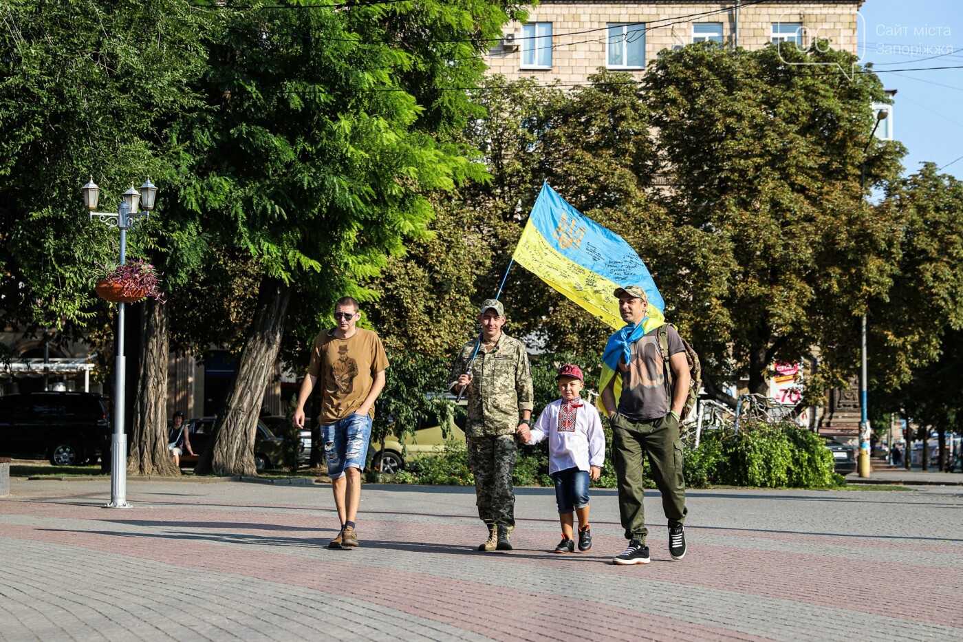 Участники патриотического шествия развернули огромный флаг в центре Запорожья,  - ФОТОРЕПОРТАЖ, фото-5