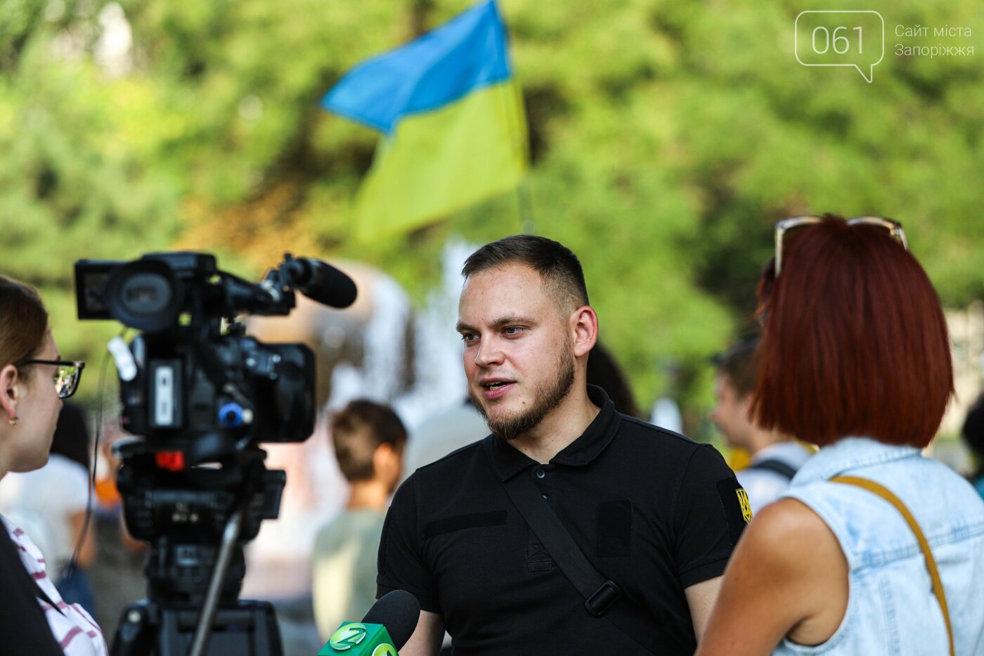 Участники патриотического шествия развернули огромный флаг в центре Запорожья,  - ФОТОРЕПОРТАЖ, фото-1