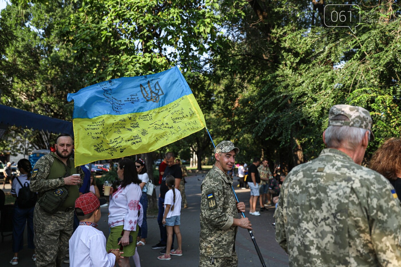 Участники патриотического шествия развернули огромный флаг в центре Запорожья,  - ФОТОРЕПОРТАЖ, фото-7