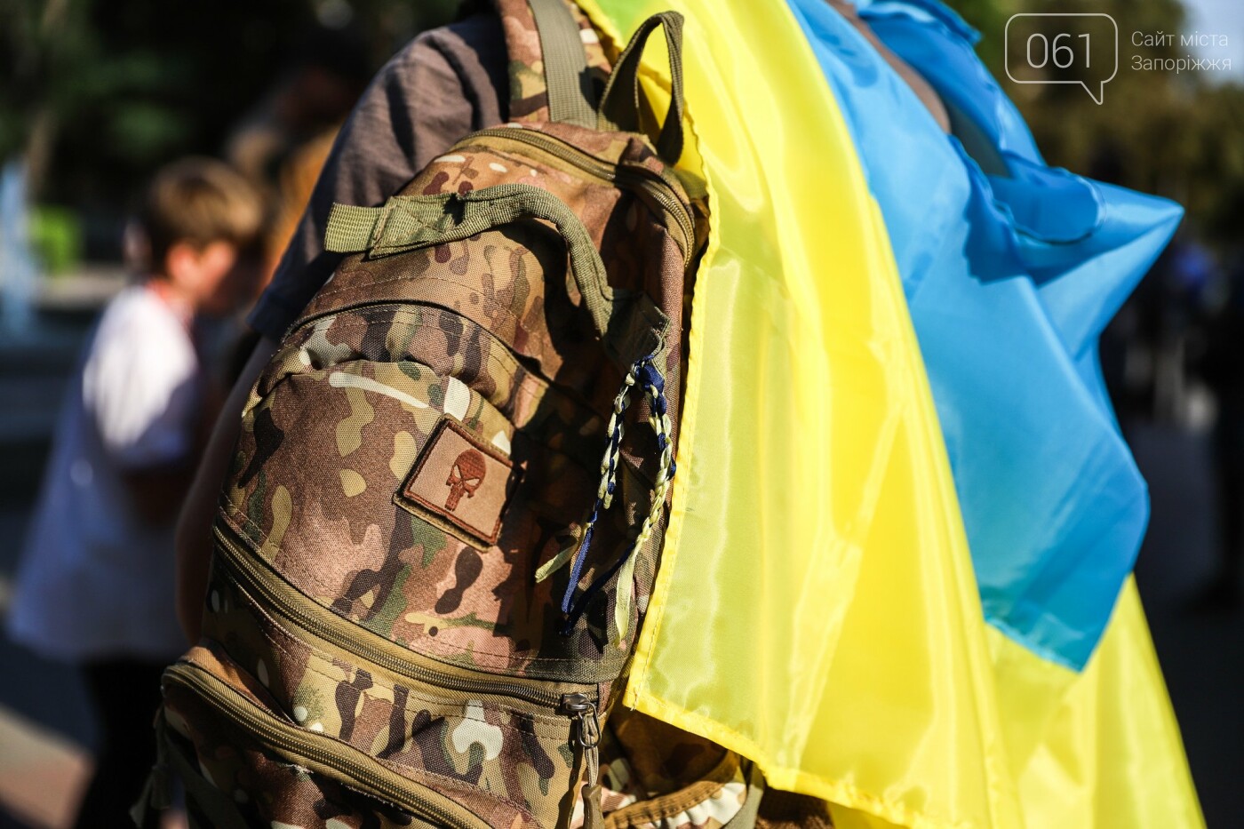 Участники патриотического шествия развернули огромный флаг в центре Запорожья,  - ФОТОРЕПОРТАЖ, фото-12