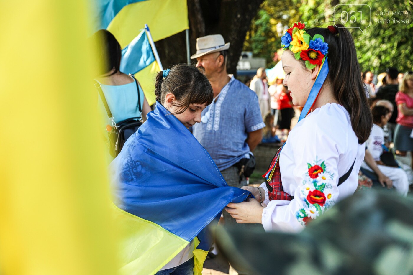 Участники патриотического шествия развернули огромный флаг в центре Запорожья,  - ФОТОРЕПОРТАЖ, фото-13