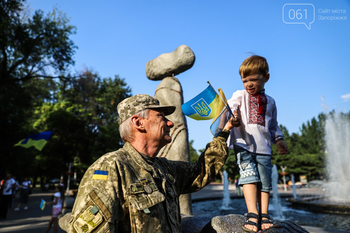 Участники патриотического шествия развернули огромный флаг в центре Запорожья,  - ФОТОРЕПОРТАЖ, фото-15