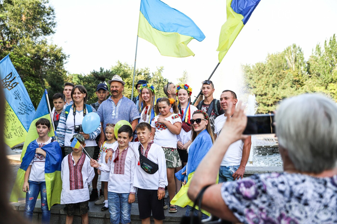 Участники патриотического шествия развернули огромный флаг в центре Запорожья,  - ФОТОРЕПОРТАЖ, фото-17